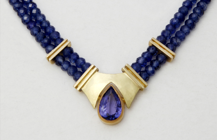 Sapphie bead neclace in gold with a central Tanzanite stone